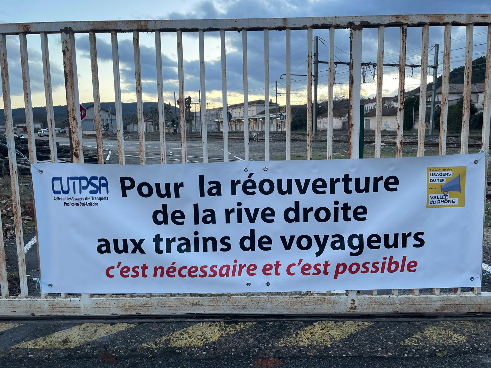 Photo de l'arrière de la gare vide en Ardèche