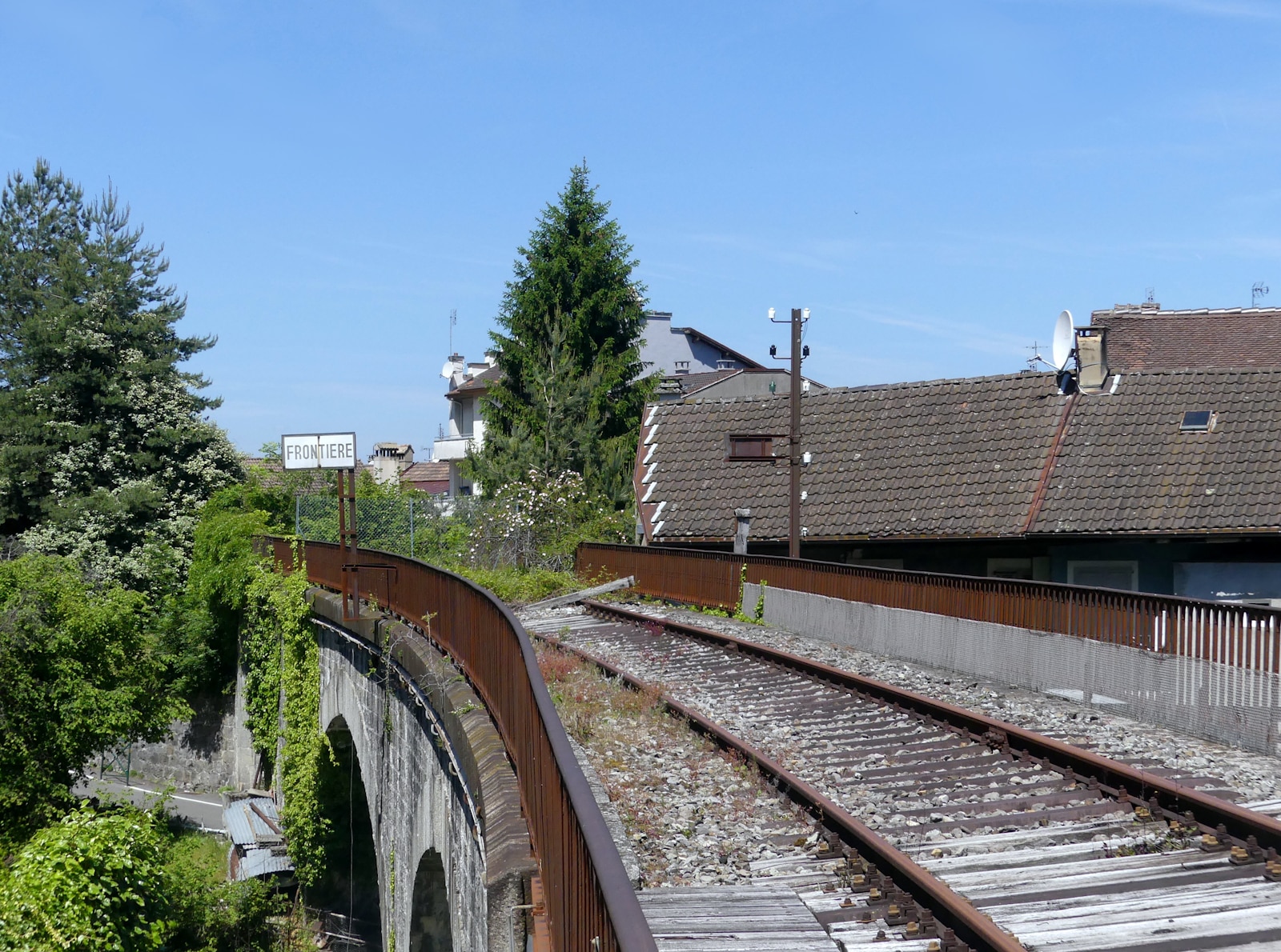 Pont ferroviaire sur la Morge à la frontière